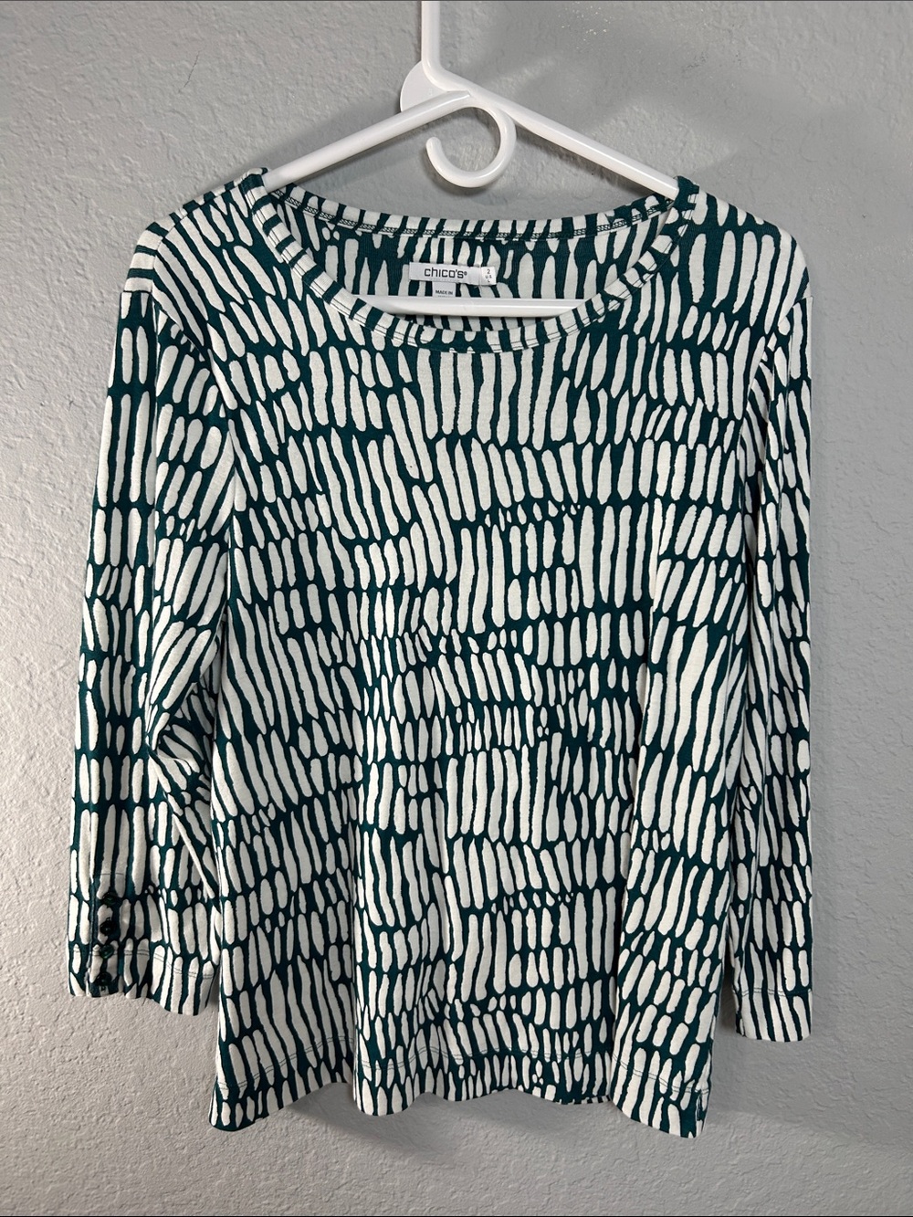 Chico's Women Teal and White Abstract Brushstroke Long Sleeve Top. Pre- Loved.